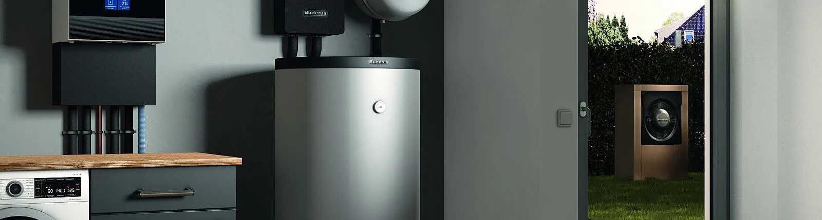 In einem modernen Hauswirtschaftsraum steht eine Heizungsanlage von Buderus, bestehend aus einem großen silbernen Pufferspeicher, einer Steuerungseinheit und mehreren Anschlusssystemen.
