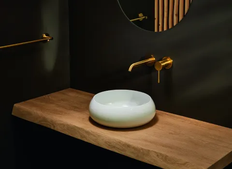 Waschtisch BetteCraft auf Naturholztisch im dunklen Badezimmer