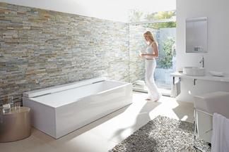 Wanne vor Natursteinwand