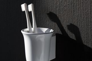 Zahnbürstenhalter aus der Badkollektion The New Classic von Laufen