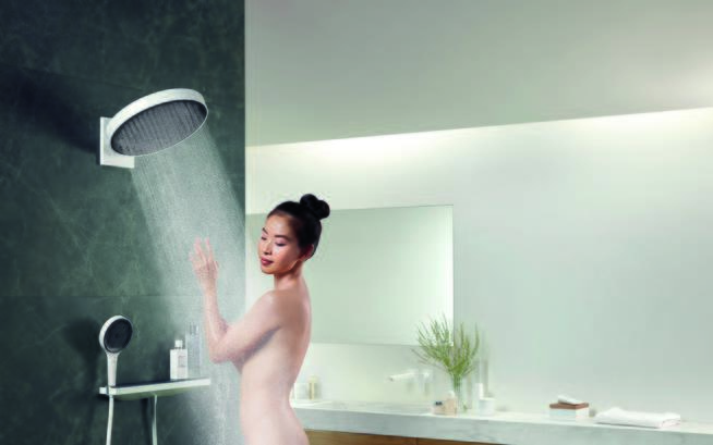 Frau beim Duschen im hellen Badezimmer