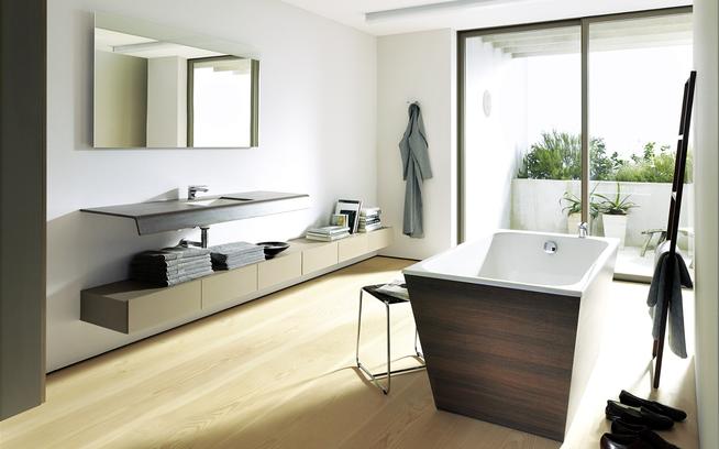 Gemütliches Badezimmer mit Holz