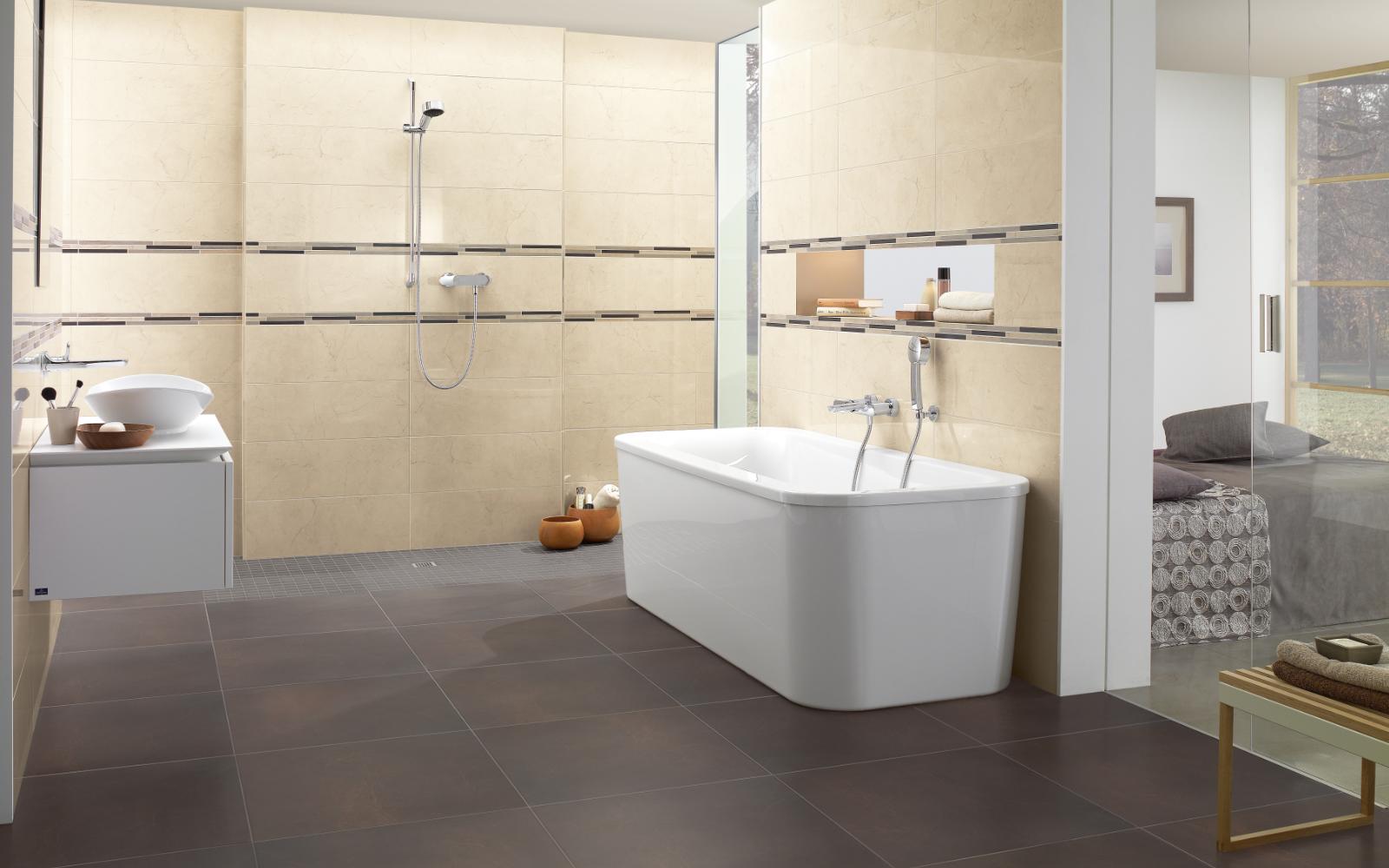 Offenes Bad mit Wanne und verschiedenen Fliesen
