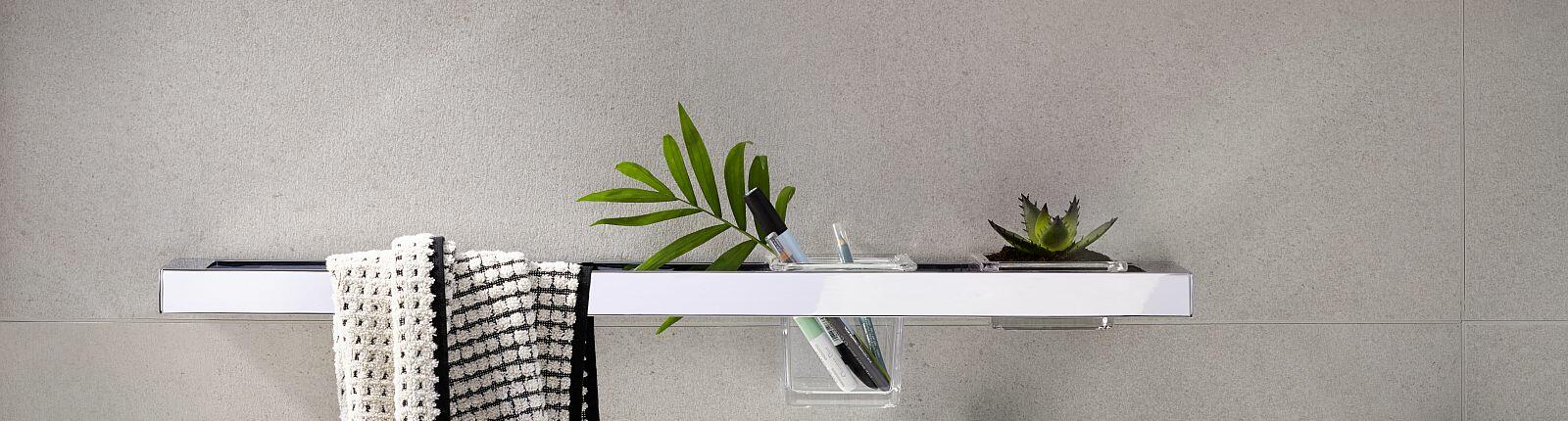 Regal mit Accessoires der Serie Liaison von Emco