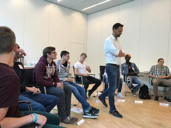 Coach Max von Düring mit Azubis über Kundenorientierung