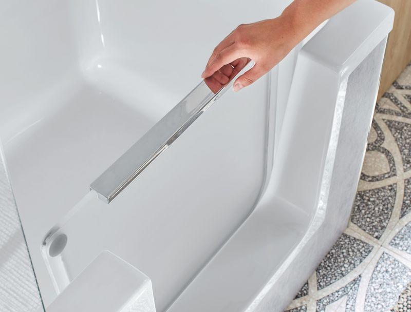 Glastür wird per Hand an Wanne befestigt 