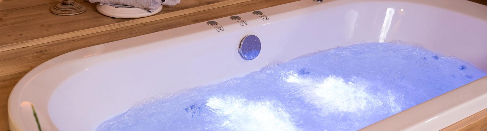 Whirlwanne mit farbigen Lichteffekt