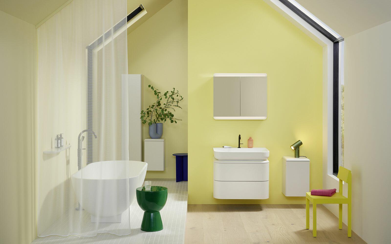 Hell-gelbes Badezimmer mit moderne Einrichtung der Serie b:me von burgbad