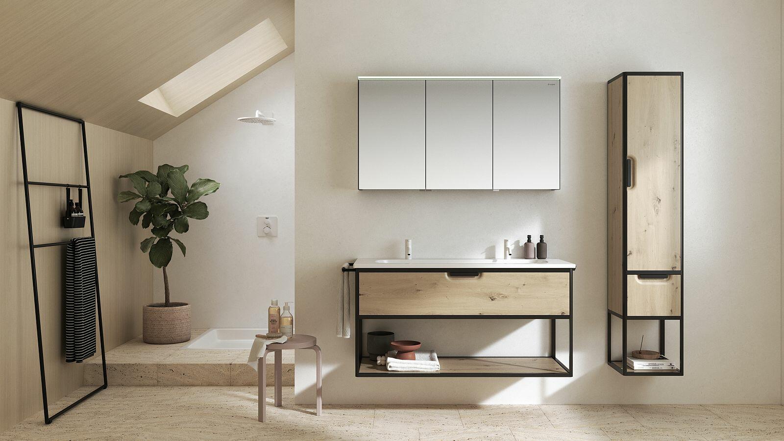 Helles Badezimmer mit Dachschräge und Dachfenster